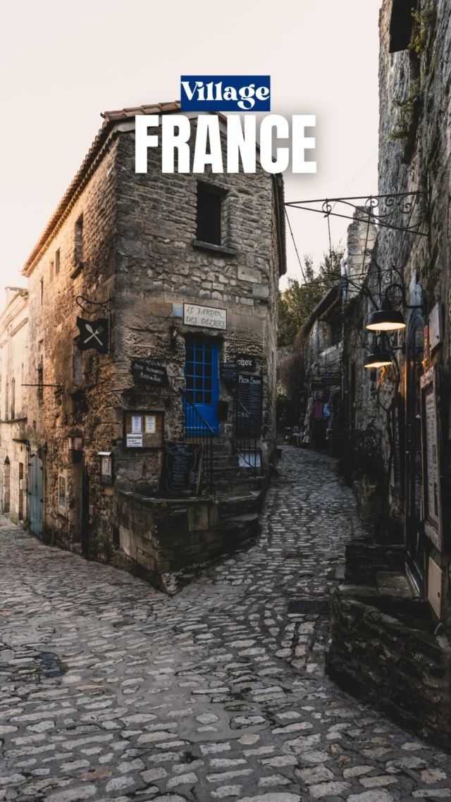 On dirait une carte postale de France non ? 🥹

Pas étonnant qu’il soit classé parmi les plus beaux villages de France 🤩

Nouvelle obsession : convaincre Thibaut d’avoir une porte d’entrée bleue, je ne vous cache pas que les négociations sont mal engagées 😂

Petit conseil de visite : évitez les vacances scolaires et les week-ends, et soyez-y tôt ! Avant 10h, on a pu profiter tranquillement dans le village, mais alors à midi c’était Disneyland 😱

| INFOS : 

📍 Les Baux de Provence - Bouches du Rhône 
🅿️ Parking payant à l’entrée du village, 7€ les 4h
☕️ Pour boire un verre : Les Baux Jus