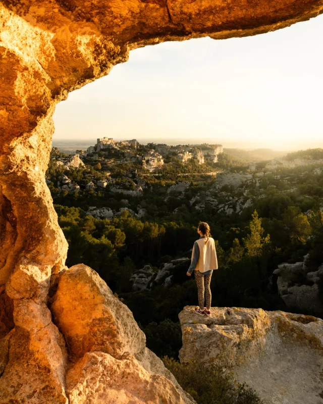 Vous préférez quelle photo ? Le point de vue est fou on est d’accord ? 🤩

Laissez moi vous poser le contexte, car c’est quand même le plus intéressant. Mon papa me parle d’un spot incroyable avec vue sur Les Baux de Provence, depuis un rocher percé dans la colline 🥹

N’en dis pas plus, watch me chausser mes lunettes de détective 🥸 à la recherche d’un caillou perdu dans la pinède. Synchronisons nos montres, il est 16h, le soleil se couche dans 1h, je me sens tel Colombo qui n’a toujours pas élucidé le mystère alors qu’il reste 15min d’épisode.

Instagram, Google images, Google Maps, Plan, tout y passe. Je repère un endroit, il est 16h30, tic tac tic tac, ma maman me dit que j’ai un grain, moi j’appelle ça de la persévérance.

Après 1h de recherche, on arrive PILE pour l’heure dorée, avec une vue incroyable sur un des plus beaux villages de France et un ciel en feu 😍

PS : ma maman a le vertige, la dernière vidéo c’est les backstages quand je m’approche trop près du bord dudit rocher, d’une hauteur de 10cm 😂 Un petit ❤️ en commentaire pour sa patience et son courage svp. 

| INFOS : 

📍Les Baux de Provence - Bouche du Rhône 
Pour trouver ce spot, il faut taper «Roche percée avec vue panoramique sur les Baux » sur Google Maps. 

#france #francetourisme #jaimelafrance