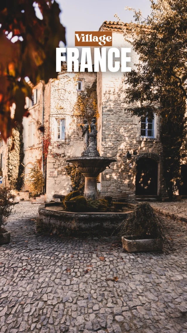 On se croirait dans un village enchanté non ? 🥹

Mon passage en Provence touche à sa fin, il va être temps pour moi de retourner affronter l’hiver du grand Nord (bon ok, de la Lorraine, mais quand même je suis pas prête). 

Ce village ne fait pas partie des Plus beaux villages de France, pourtant c’est un de mes préférés ! J’ai eu l’impression d’arriver tout droit dans un conte de fée, encore plus avec les couleurs d’automne ! 😍

Je le savais déjà, mais quand même : la Provence en hors saison, c’est un GRAND OUI ! 

📍Saignon, Luberon - France 🇫🇷

#france #francetourisme #villages