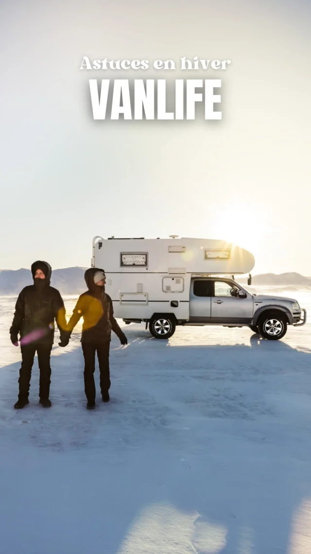 C’est quoi vos astuces pour voyager en van en hiver ? ❄️ 

C’est OFFICIELLEMENT notre dernier hiver dans le van, oh joie oh bonheur, alors après 4 ans de vie en van à plein temps on a voulu  vous partager ce petit récap de nos meilleures astuces :

• INSTALLER DES TAPIS AU SOL : pour couper le froid du lino (à cumuler avec de grosses chaussettes en laine et je suis la reine du monde) 

• UN NETTOYEUR DE VITRES : pour enlever toute la condensation après la nuit, clairement la meilleure trouvaille de l’année dernière !

• NOTRE CHAUFFAGE AU GASOIL @eberspaecher_france : on l’a fait installer il y a 2 ans maintenant et quel bonheur ! On ne galère plus à trouver du gaz, on a juste à remplir notre réservoir additionnel avec du gasoil dans n’importe quelle station service. Il consomme peu et il fonctionne jusqu’à 5500m d’altitude !

• AVOIR DES PNEUS NEIGE (et des chaînes) : vous pouvez consulter la liste des pays d’Europe où ils sont obligatoires sur le site https://www.europe-consommateurs.eu/tourisme-transports/vehicule/pneus-neige.html

• ACHETER UN PLAID / PULL MOUMOUTE : on ne le présente plus, la légende raconte que je ne le quitte pas de novembre à mars. 

• METTRE DES ISOLANTS THERMIQUES AUX FENÊTRES : ils coupent le froid des vitres ou du pare brise, on sent clairement la différence la nuit ! On vous conseille de les découper et les coudre vous-mêmes, c’est bien moins cher ! 

• BIEN AÉRER : et oui, même quand il fait froid dehors, pensez à bien aérer votre van le matin et quand vous cuisinez afin d’évacuer l’humidité ! 

On est curieux de lire toutes vos petites astuces en commentaire 🙂 

#vanlife #vanlifediaries #vanlifeideas 

*collaboration commerciale @eberspaecher_france