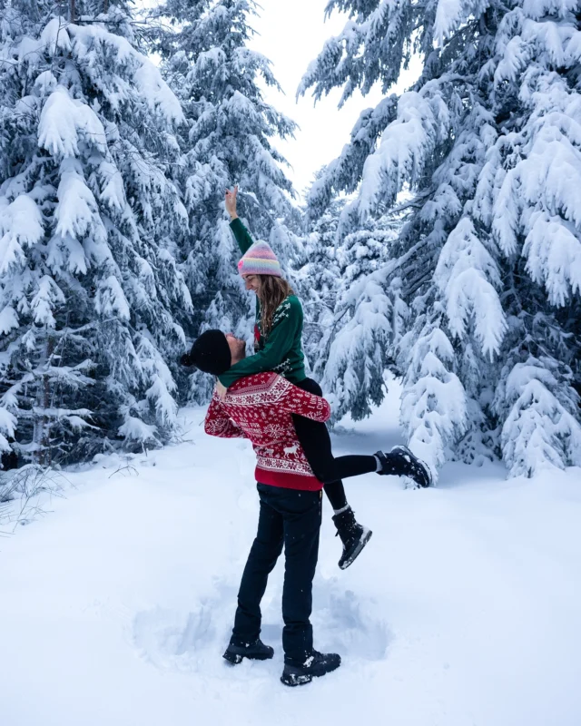 Belles fêtes de fin d’année et un très joyeux Noël à tous 🫶

Noël sous la neige ou Noël au soleil ? 

Voici notre Noël 2024 vs Noël 2023 😂❄️☀️ Un an et 30 degrés (une larme coule sur mon taux de vitamine D) séparent ces deux photos, vous préférez laquelle ? 

Comme chaque année, on vous souhaite de profiter de vos proches, de chérir ces moments précieux en famille et de laisser vos téléphones de côté pour vous concentrer sur le moment présent ❤️

On en profite, nous aussi, pour couper une petite semaine, cœur sur vous les amis 🫶

#christmas #christmastime #christmaspictures #noël #merrychristmas