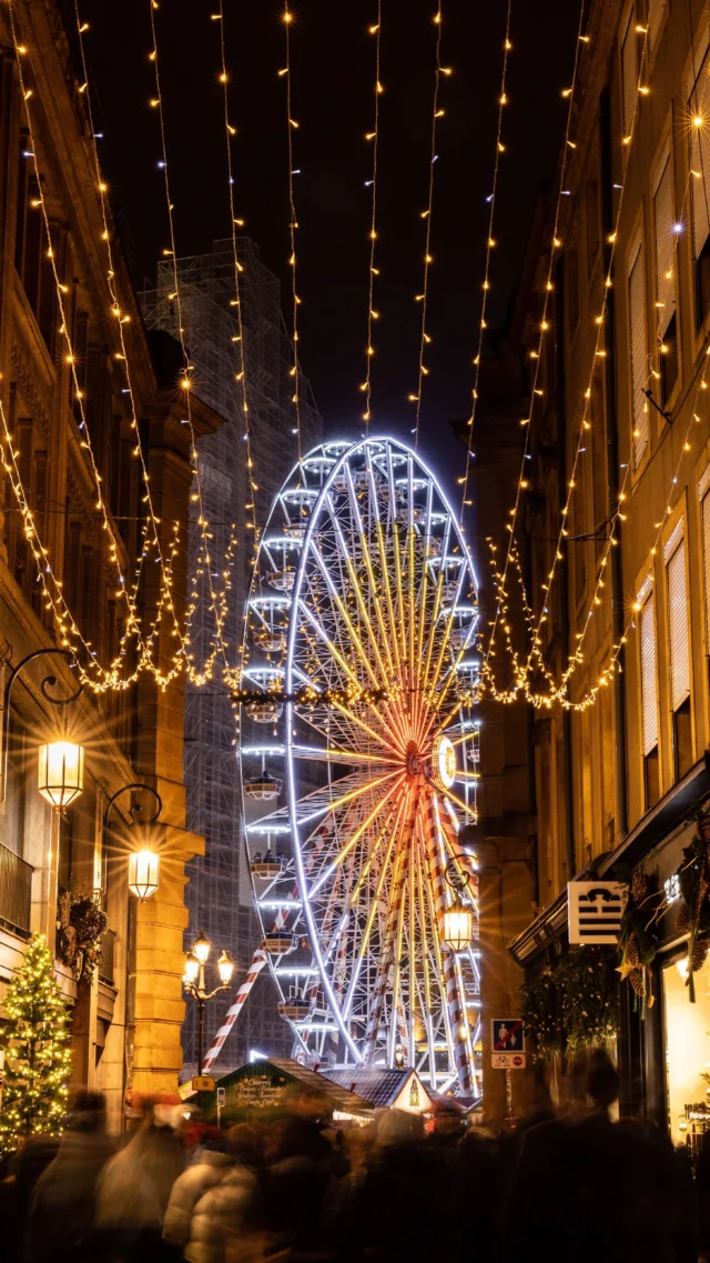 Et il s’agit de … 👇

METZ ❤️ Vous le saviez ? 

On en entend bien moins parler que les marchés de Noël en Alsace, grossière erreur : il est INCROYABLE ! 🎄

Moins de monde, une ambiance conviviale, des spécialités culinaires à se taper le cul par terre, et cette grande roue au pied de la cathédrale - vraiment le charme a opéré direct 🤩

Bon, par pure honnêteté je précise que c’est chez nous, donc j’ose avouer un léger chauvinisme, mais vraiment léger. 

À FAIRE ABSOLUMENT :

• Le sentier des lanternes ❤️ : notre gros coup de cœur, c’est un parcours lumineux tellement féerique, il y a même de fausses aurores boréales ! Vraiment incontournable, foncez y c’est magique. Et l’entrée est gratuite ! 

• Le marché Place Saint Louis : parfait pour faire vos emplettes de Noël, avec un manège et aussi car la place est superbe.

• Le marché Place d’Armes ❤️ : il est posé au pied de la cathédrale, et avec la grande roue le cadre est magique ! C’est le marché qu’il faut choisir pour manger ou boire un verre, il y a une super ambiance !

• La city skyliner : une grande tour panoramique vitrée de 81 mètres de haut qui offre un point de vue à 360° sur la ville et toutes les illuminations de Noël. Bon, un conseil, si vous avez le vertige : abstenez vous.

Alors vous imaginiez Metz comme ça ? On aime tellement notre ville ❤️

#france #christmas #noël #marchédenoël